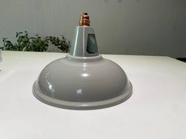 Emaille-Lampenschirm grau mit Fassung (Industrie-Design)