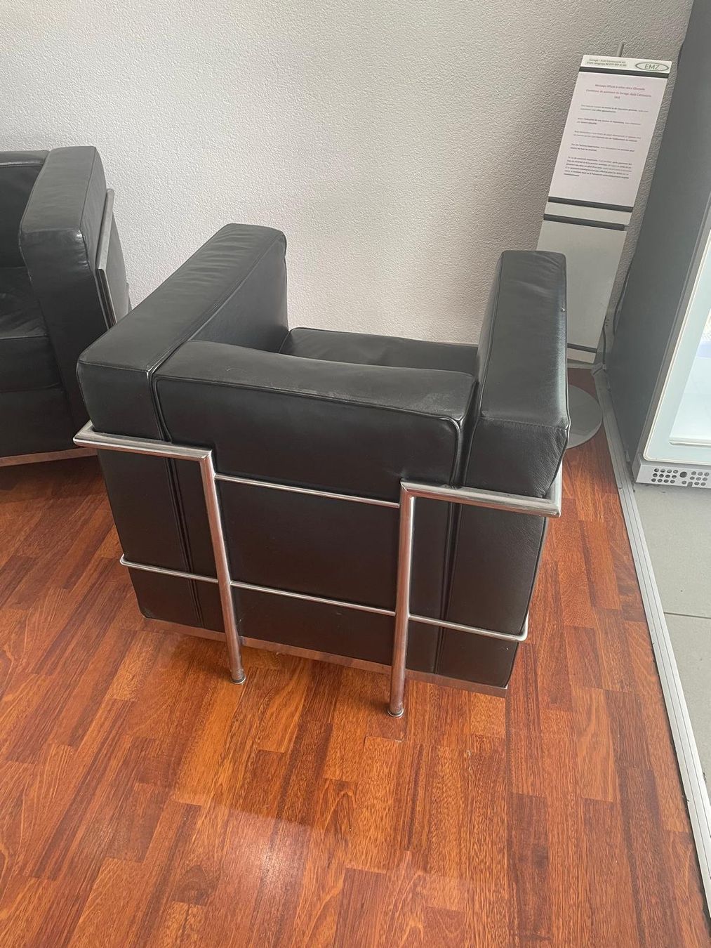 Le Corbusier Sessel: LE CORBUSIER Fauteuils en Cuirs / Table – Gebraucht aus Biel/Bienne von erw_h27c 2