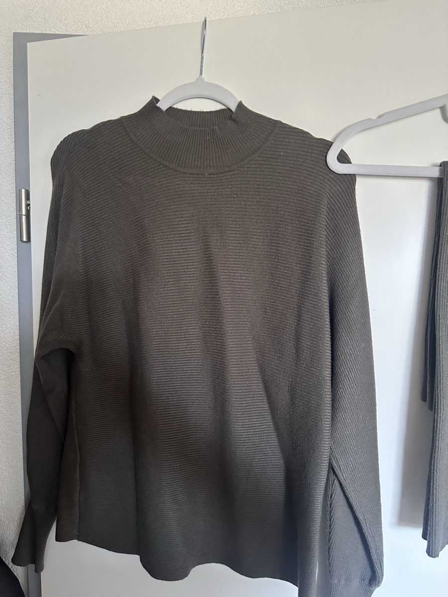 Lots de vêtements: Damen Pullover mit rock anthrazit Grösse S Zustand neu – D'occasion à Reinach BL par Alles_muss_weg00 1