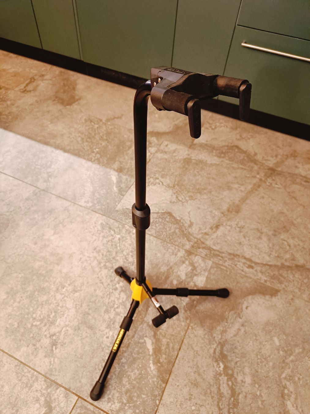 Hercules Supporti per strumenti musicali & leggii: Hercules Gitarrenständer Neuwertig – Nuovo (secondo la descrizione) da Zürich venduto da nin_6b6w