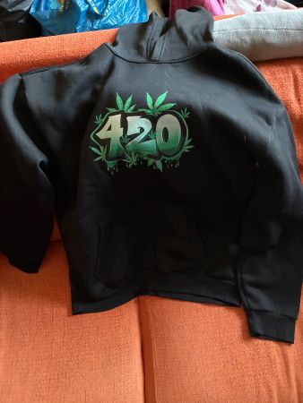 Pull 420 – Motif feuilles de cannabis