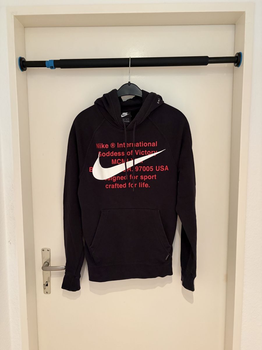 Nike Pullover & Sweatshirts: Nike Hoodie Schwarz/Rot – Gebraucht aus Winterthur von Giu_84