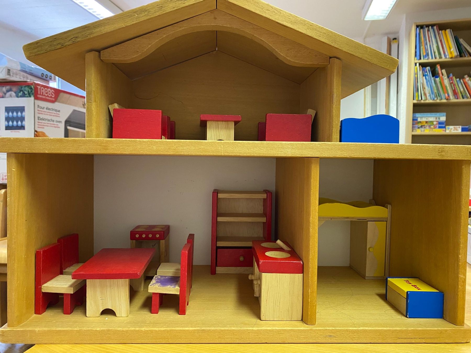 Puppenhäuser & -möbel: Holzpuppenhaus – Gebraucht aus Belp von sibe.berger.77