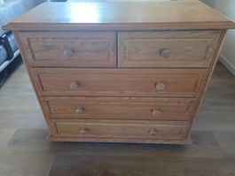Holz Kommode mit Schubladen, massiv und gut erhalten!