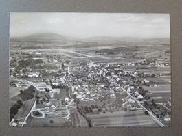 KLOTEN - FLUGPISTEN IM HINTERGRUND - "DORF" IM VORDERGRUND