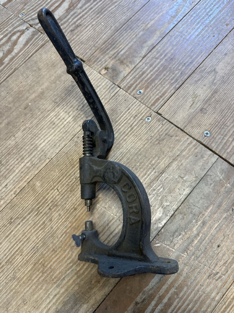 Tous les outils: Antike Handhebelpresse Cora gebraucht – D'occasion à Baar par Hillsboro
