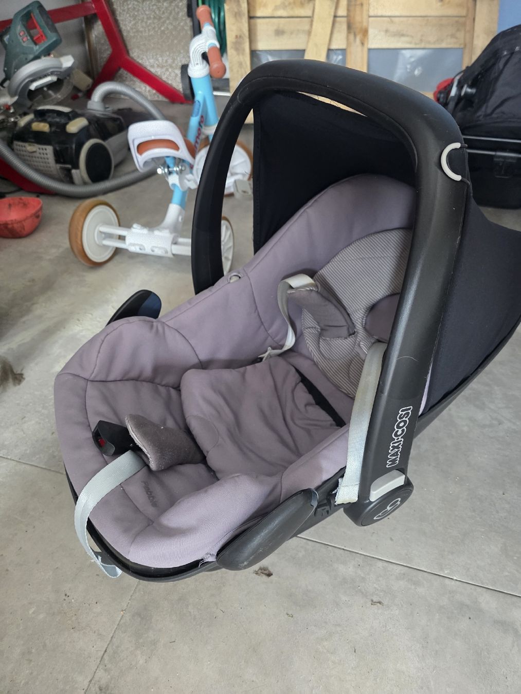 Maxi-Cosi Auto-Kindersitze: Maxi-Cosi Babyschale mit Station – Gebraucht aus St. Margrethen SG von Alpinemoebel 1