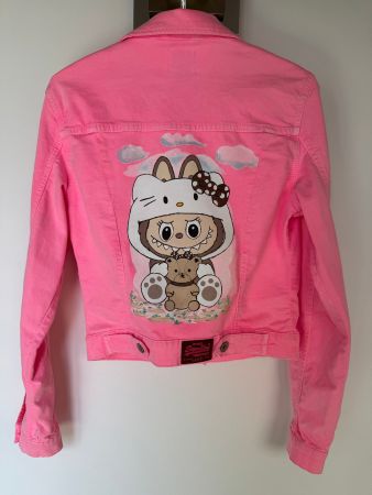 Rosa Pink kurz Jeansjacke mit Labubu Motiv Größe S/M, Unikat