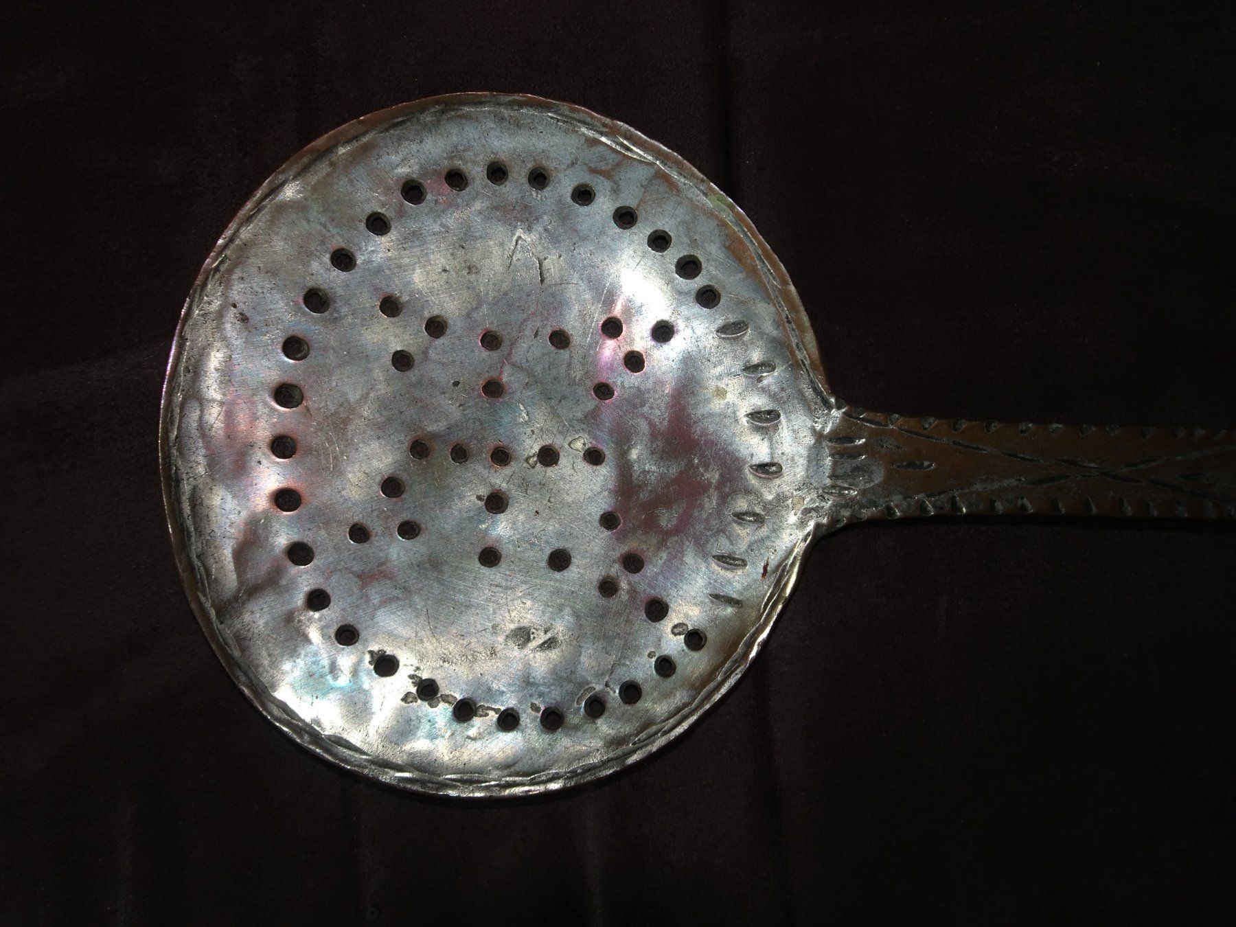 Cucchiai: Ancienne cuillère à écumer en cuivre, décorée – Usato da Châtelaine venduto da fil_7lqg 1