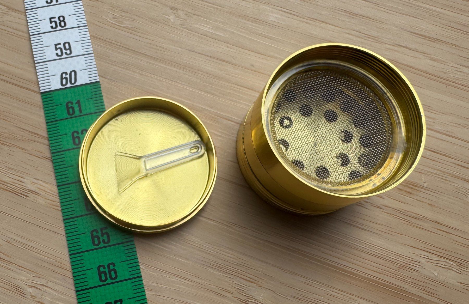 Tabak: goldener Metall Grinder, gold, Mühle – Neu und originalverpackt aus Winterthur von YaV 4