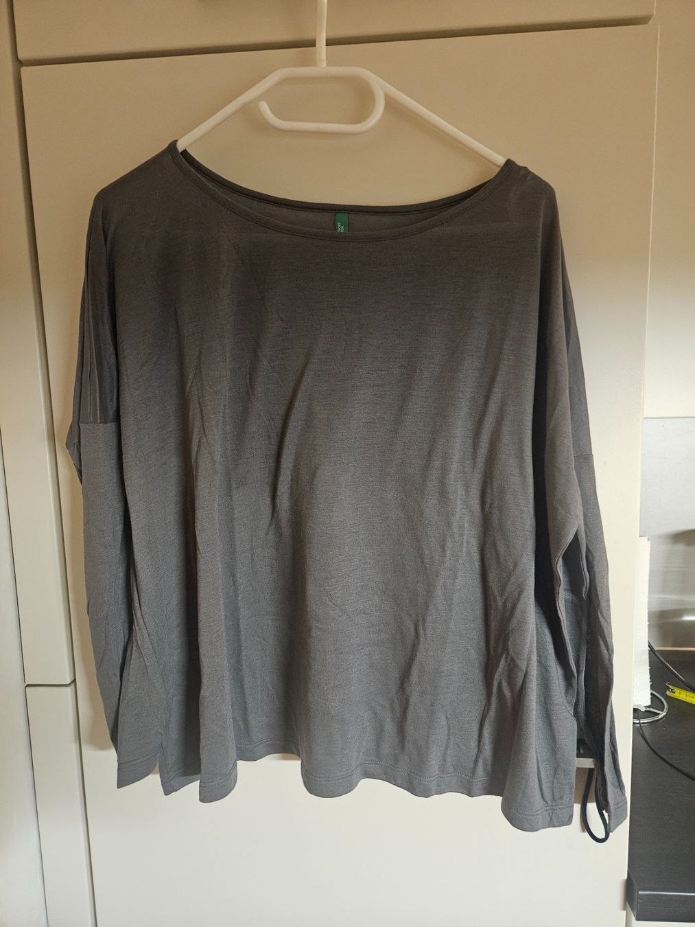 Benetton Top: Benetton Oberteil grau weit Gr. XS – Usato da Luzern venduto da Staenker