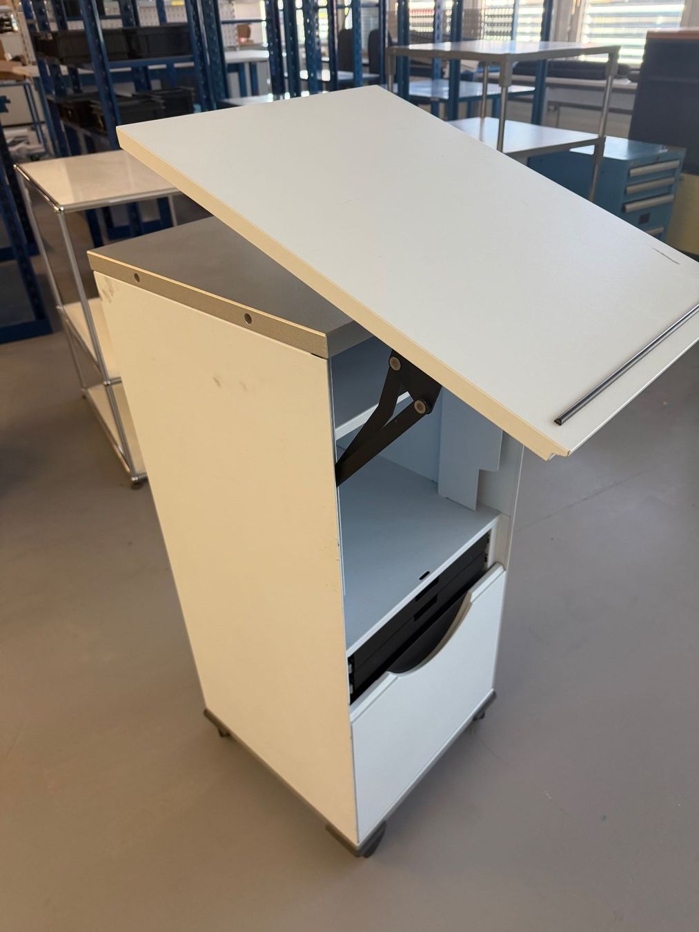 Eléments de bureau: Schrank mit Rollen weiss aufklappbar – D'occasion à Zürich par Esag_Altstetten