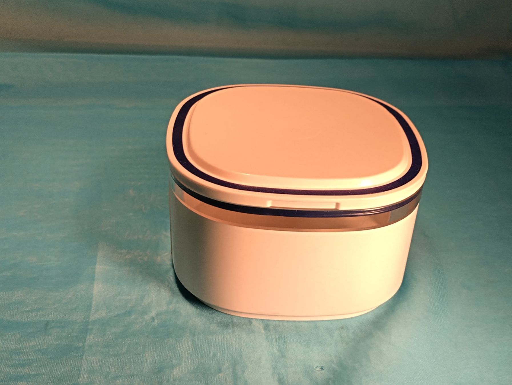 Tupperware Contenitori & Simili: Tupperware Skyline Dose, 7dl, mit Sichtfenster – Usato da Bellach venduto da JingleCherry 1