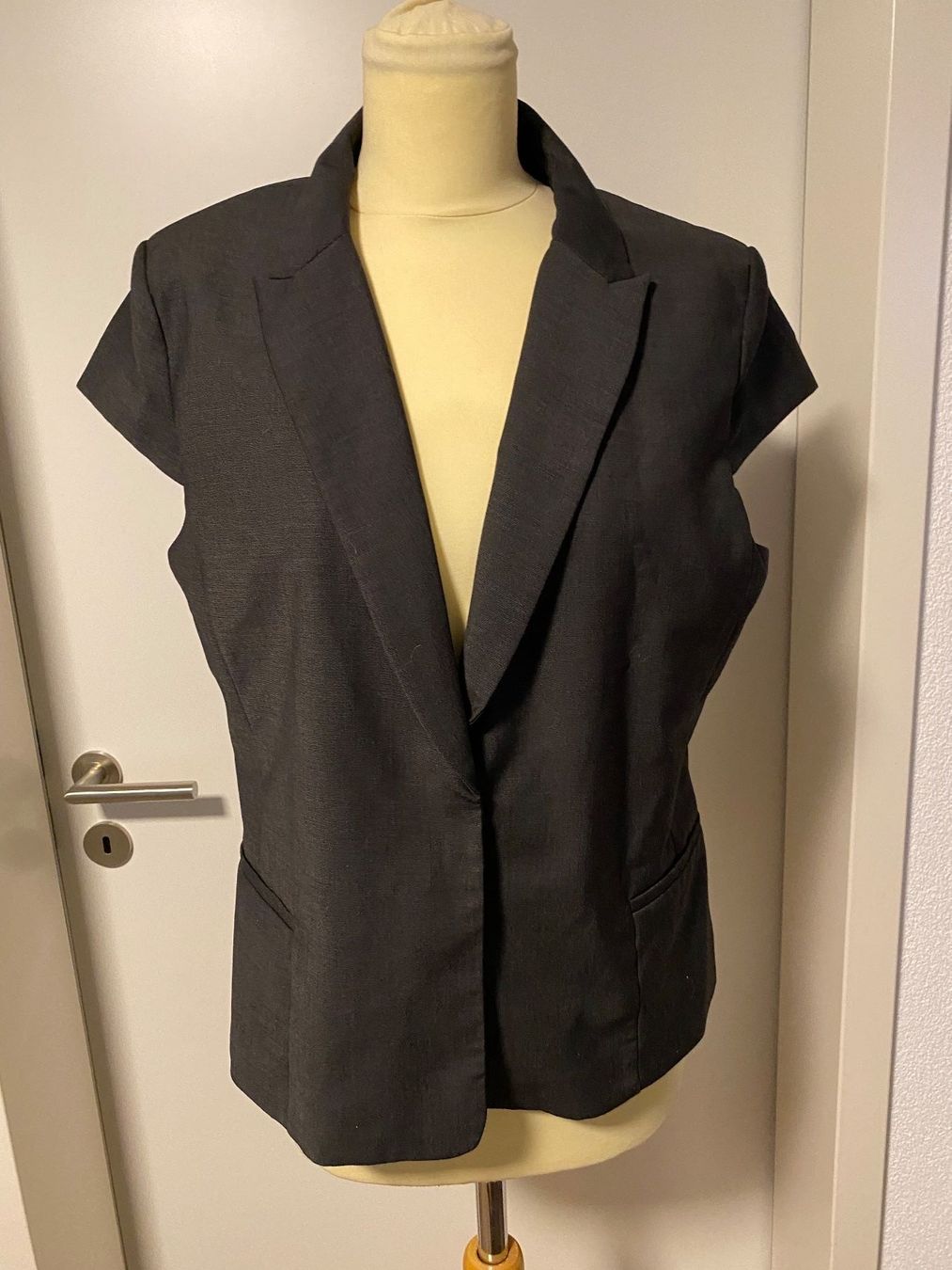 H&M Anzüge & Kostüme: Kurzarm Blazer ungetragen anthrazit Gr. 46 – Neu (gemäss Beschreibung) aus Wolfwil von Piccola87