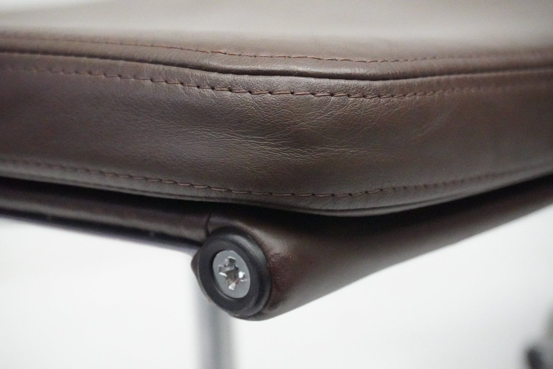 Vitra Hocker: Vitra Hocker auf Rollen EA223 Leder braun – Gebraucht aus Bad Zurzach von QLASSIQ 5