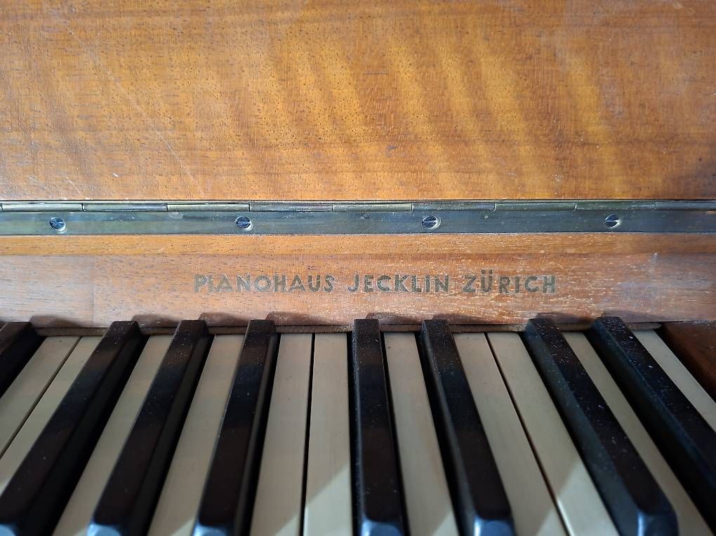 Instruments de musique: Klavier Nussbaum massiv mit Hocker – D'occasion à Kreuzlingen par Norina_8b8d 4