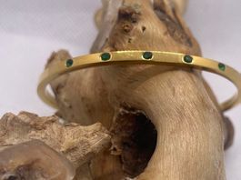 Elegantes Armreif in Gold mit grünen Akzenten – Neu!