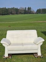 Helles Ledersofa, 2-Sitzer