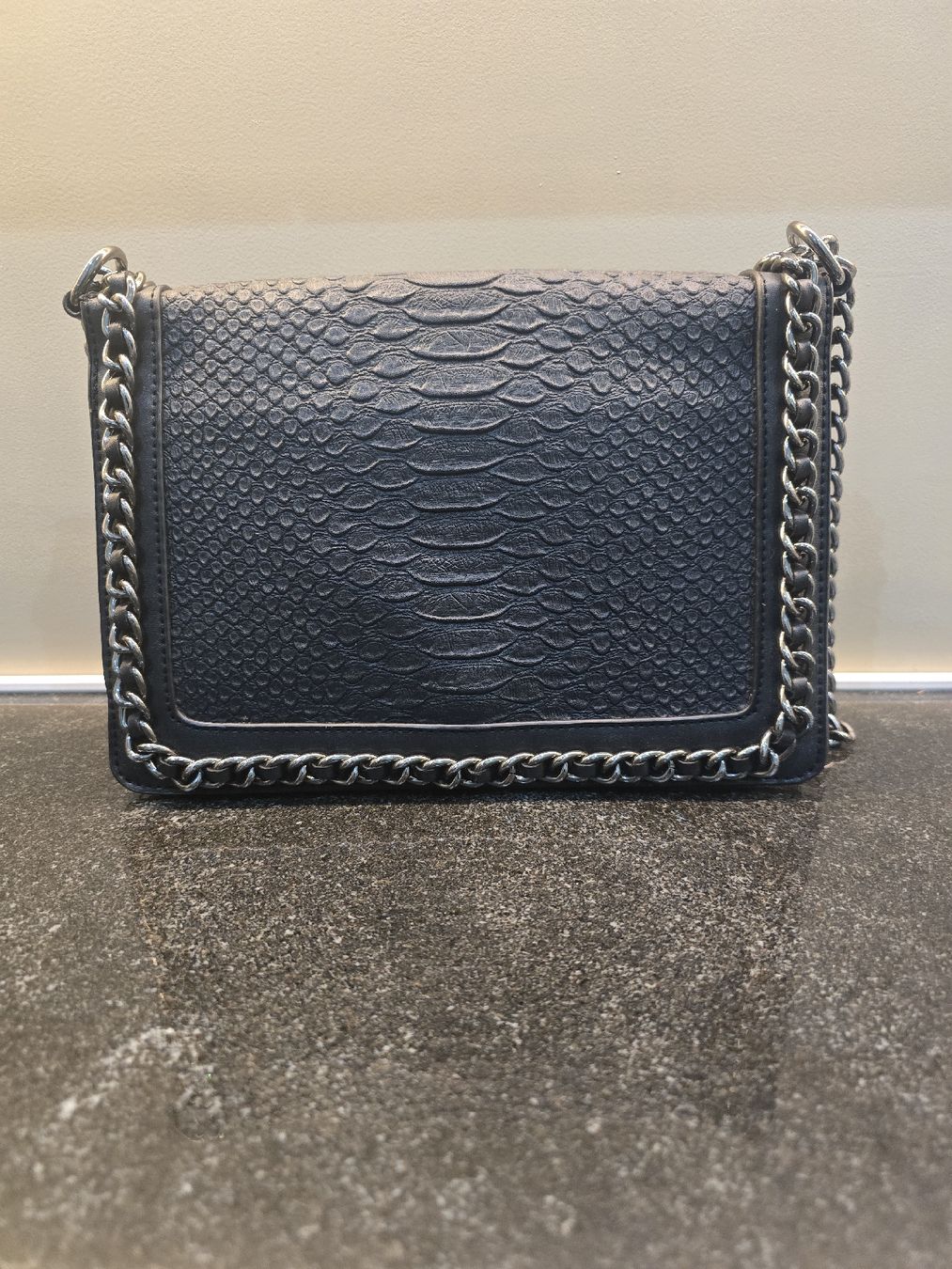 Borse da donna: Handtasche in Schwarz mit Silberkette – Nuovo (secondo la descrizione) da Hägglingen venduto da Raff_Ella