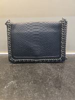 Handtasche in Schwarz mit Silberkette