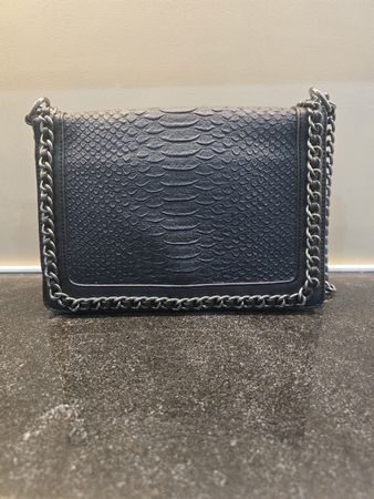 Handtasche in Schwarz mit Silberkette