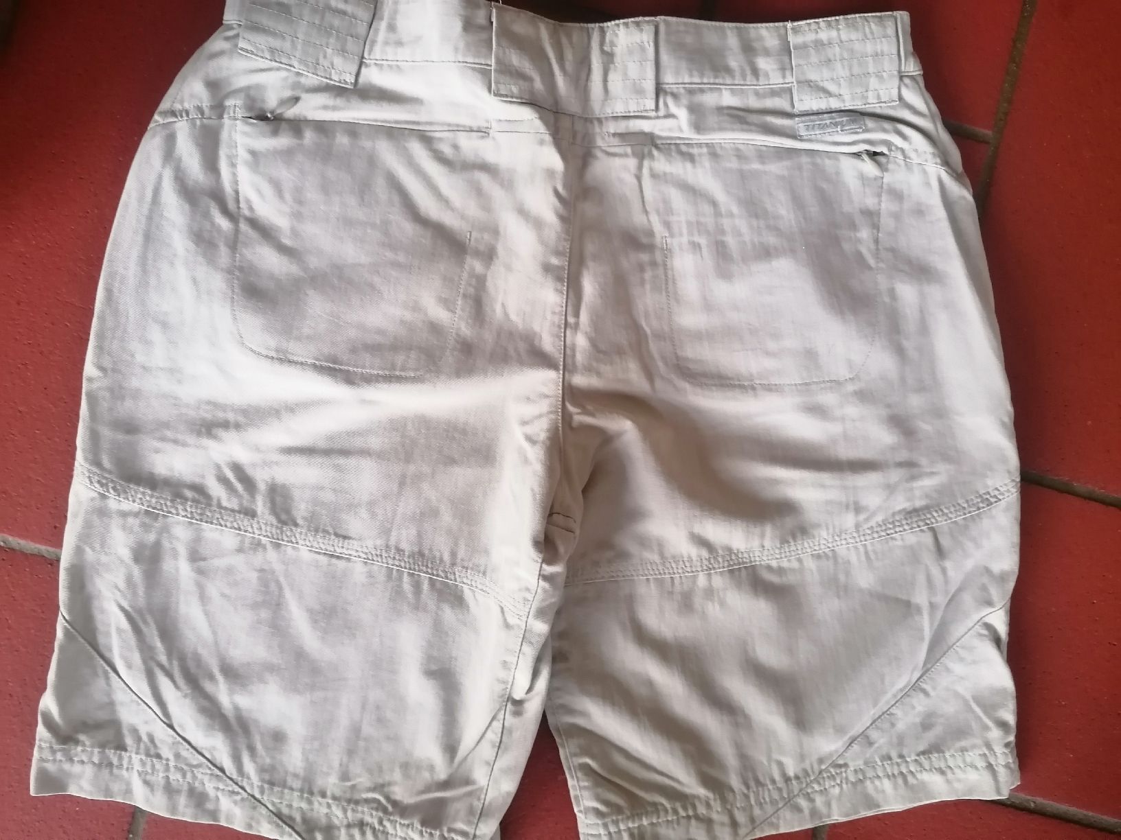 Pantaloni: Shorts beige gr 36? 38? – Usato da Bedigliora venduto da Dolcezza0 2