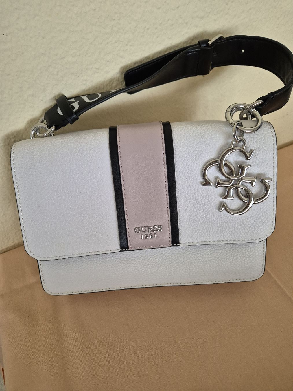 Guess Borse da donna: Handtasche Guess weiss schwarz – Usato da Eschlikon TG venduto da zuzanka80