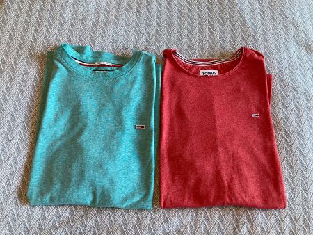 2x Tommy Jeans Herren T-Shirts rot/tuerkis Grösse M