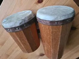 Holz-Bongos / Handtrommeln aus Massivholz, Perkussion