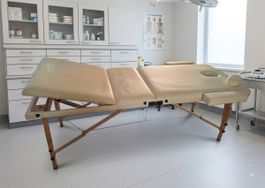 Massage table with accessories and bag 