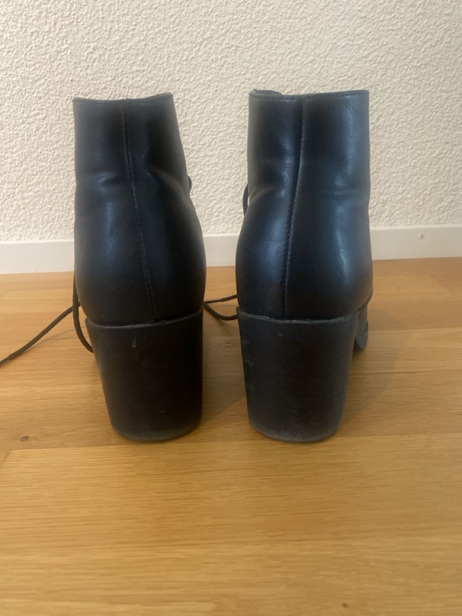 Scarpe da donna: Schwarze Stiefeletten mit Absatz, Grösse 39 – Usato da Birmenstorf AG venduto da Midget0 3