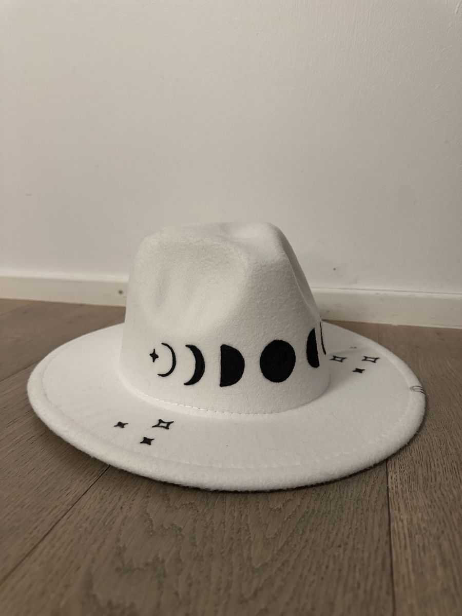Copricapi, berretti & cappellini: Moon Phase Fedora Hat – Usato da Nyon venduto da My_wardrobe