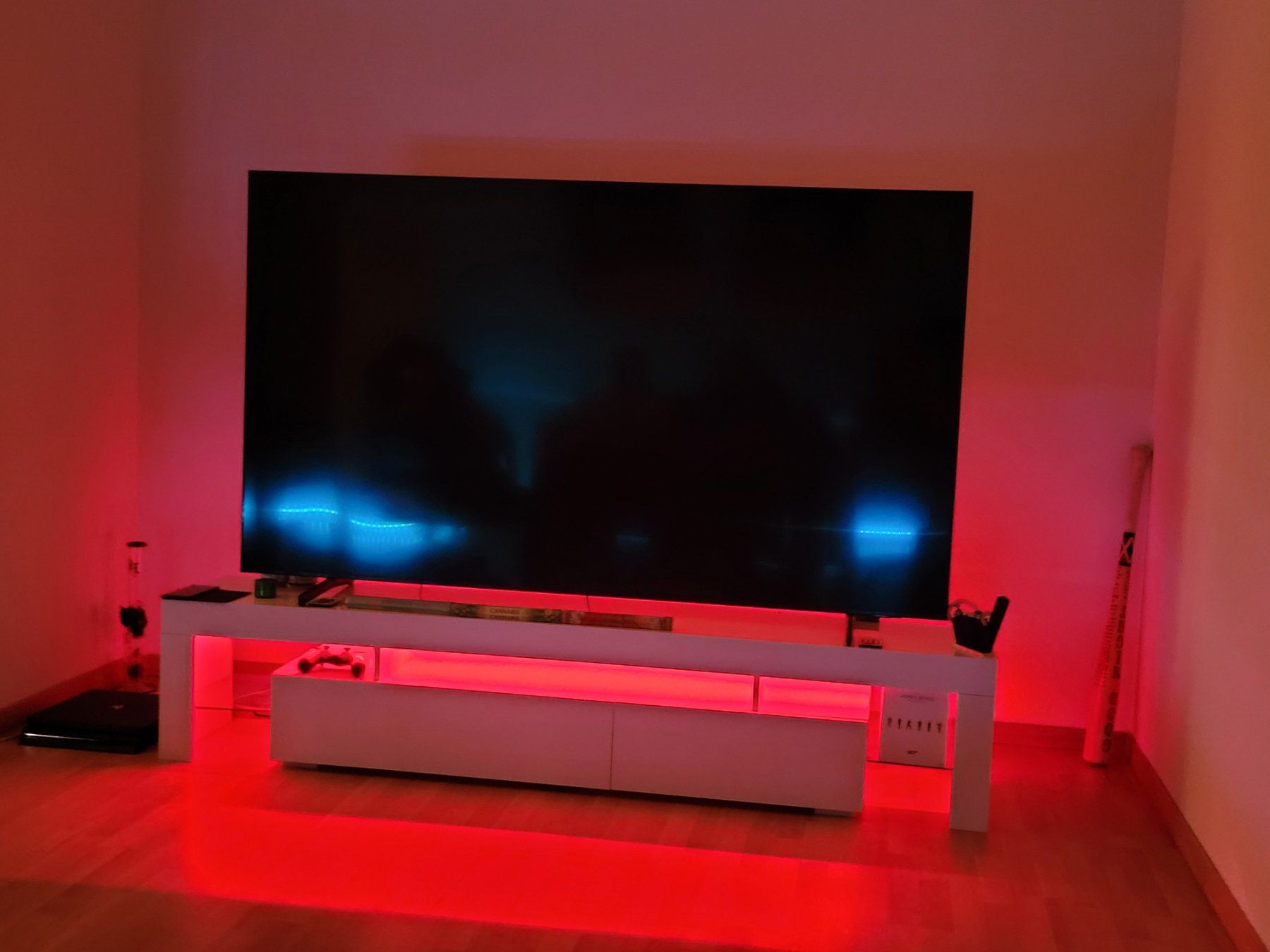 Fernseher: Fernseher 75 zoll und Möbel – Gebraucht aus Dorf von Messer-Schweiz
