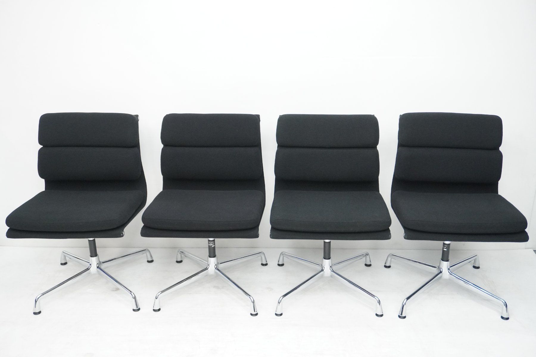 Vitra Stühle: Original Vitra Eames Soft Pad EA208 Stoff schwarz – Gebraucht aus Bad Zurzach von QLASSIQ