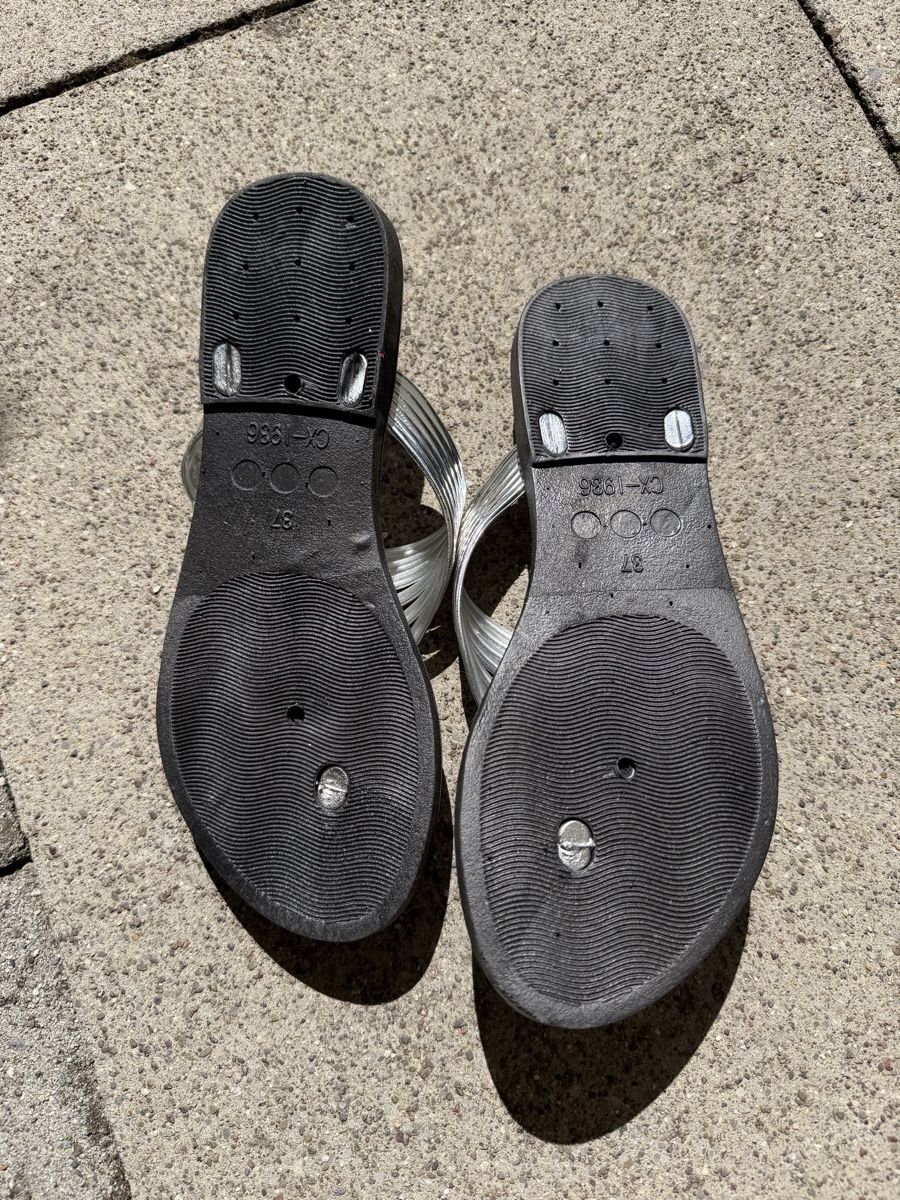 Chaussures femmes: Flip Flops silber Grösse 36 – Neuf (Voir description) à Zürich par Fuxion 3