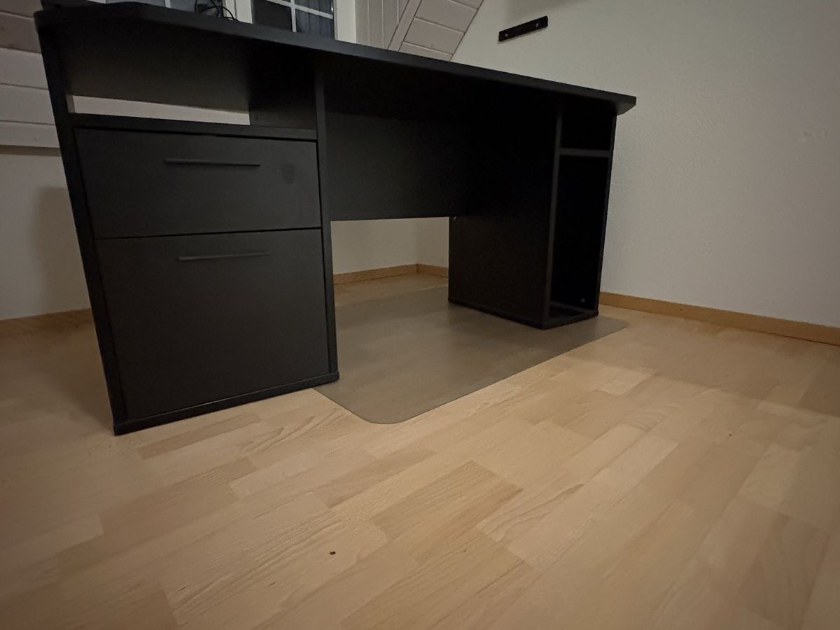 Schreibtische: Schreibtisch schwarz  – Gebraucht aus Oberwil (Dägerlen) von 1997 1