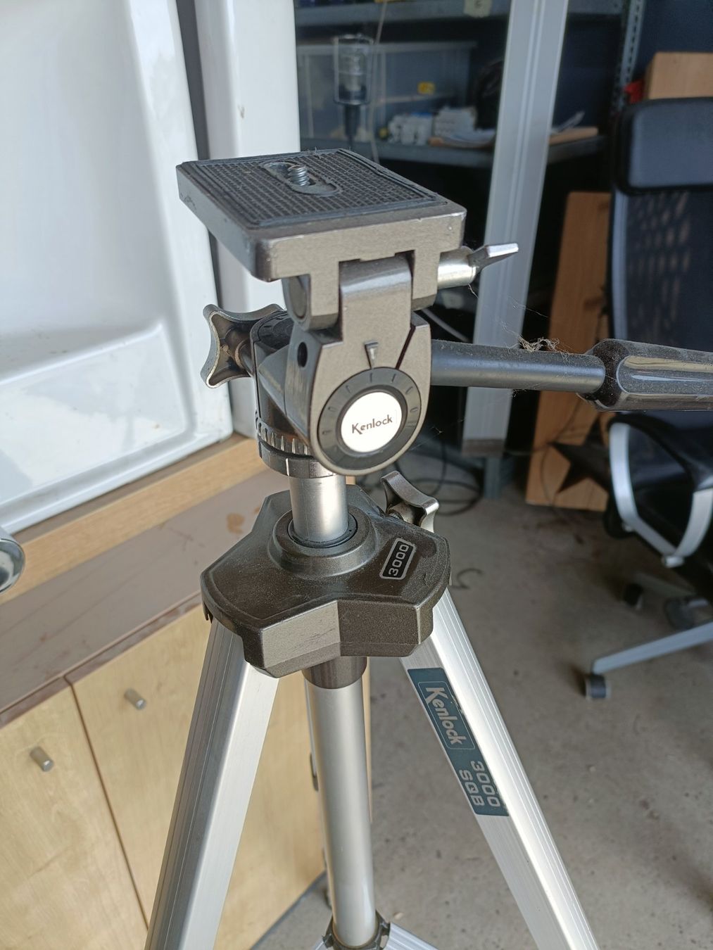 Tutti gli attrezzi: Kenlock 3000 SMB Stativ, wenig gebraucht, – Usato da Romanshorn venduto da Flohmarkt_Romanshorn