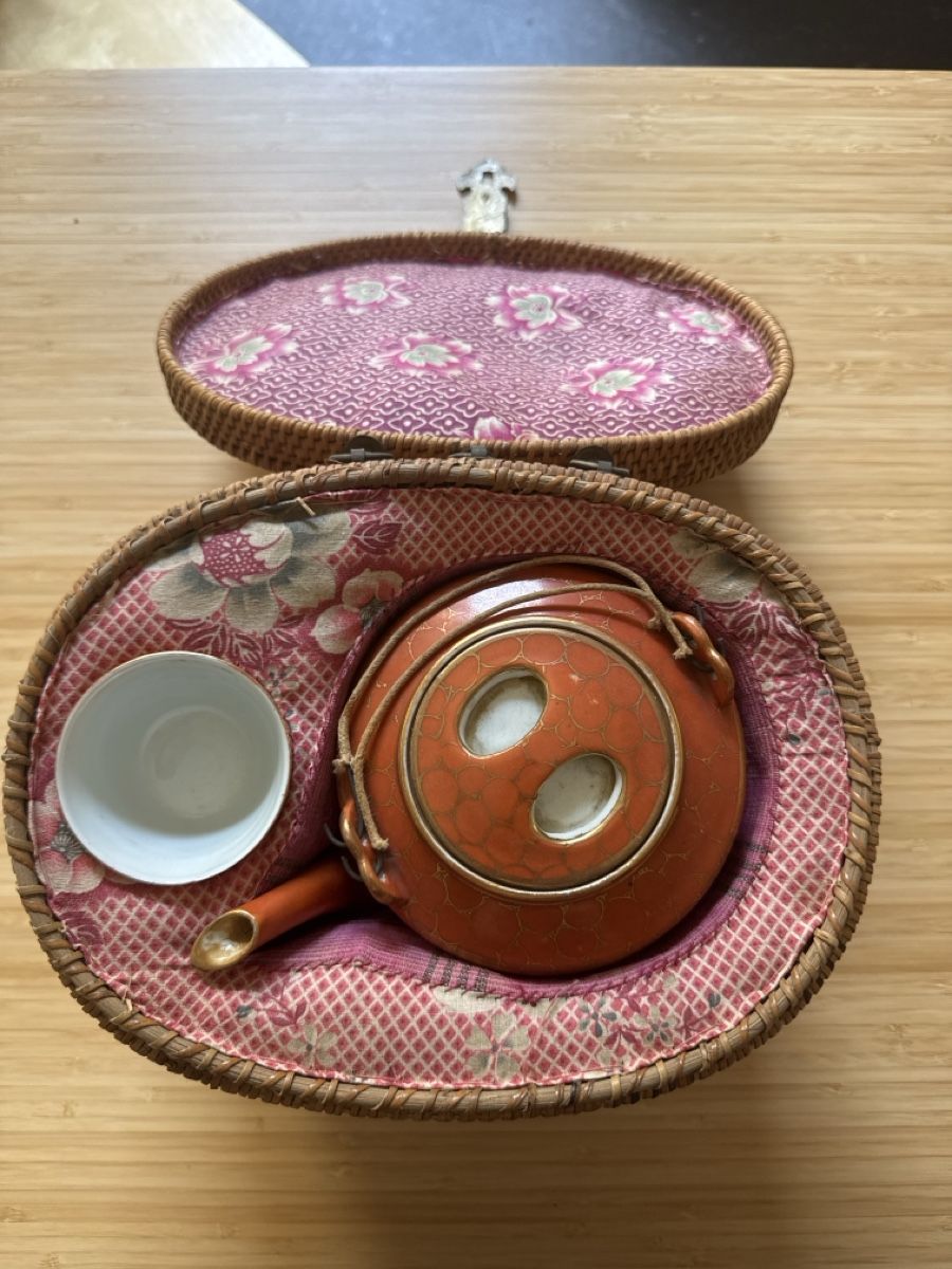 Services de table: Teekanne mit Tasse und Korb – D'occasion à bern par Annecathe1 1
