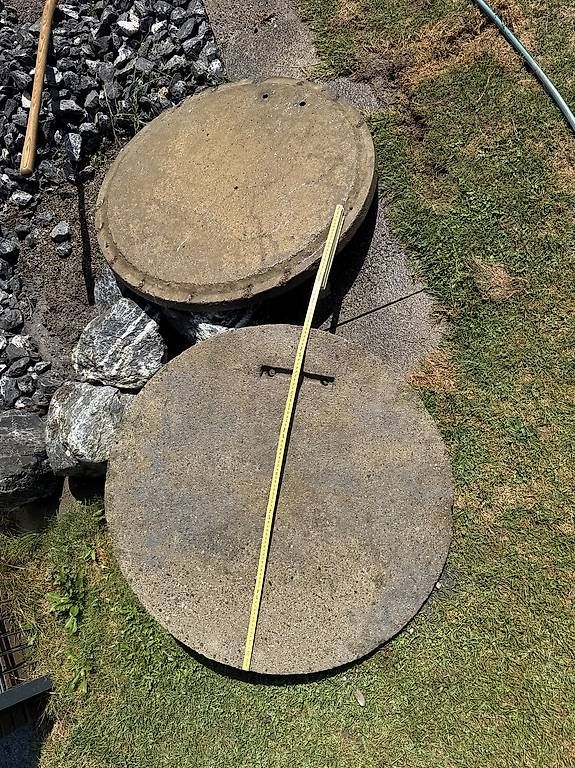 Plateaux: Schachtdeckel Beton 86cm Durchmesser Gratis 2stk – D'occasion à Egnach par Staubius2
