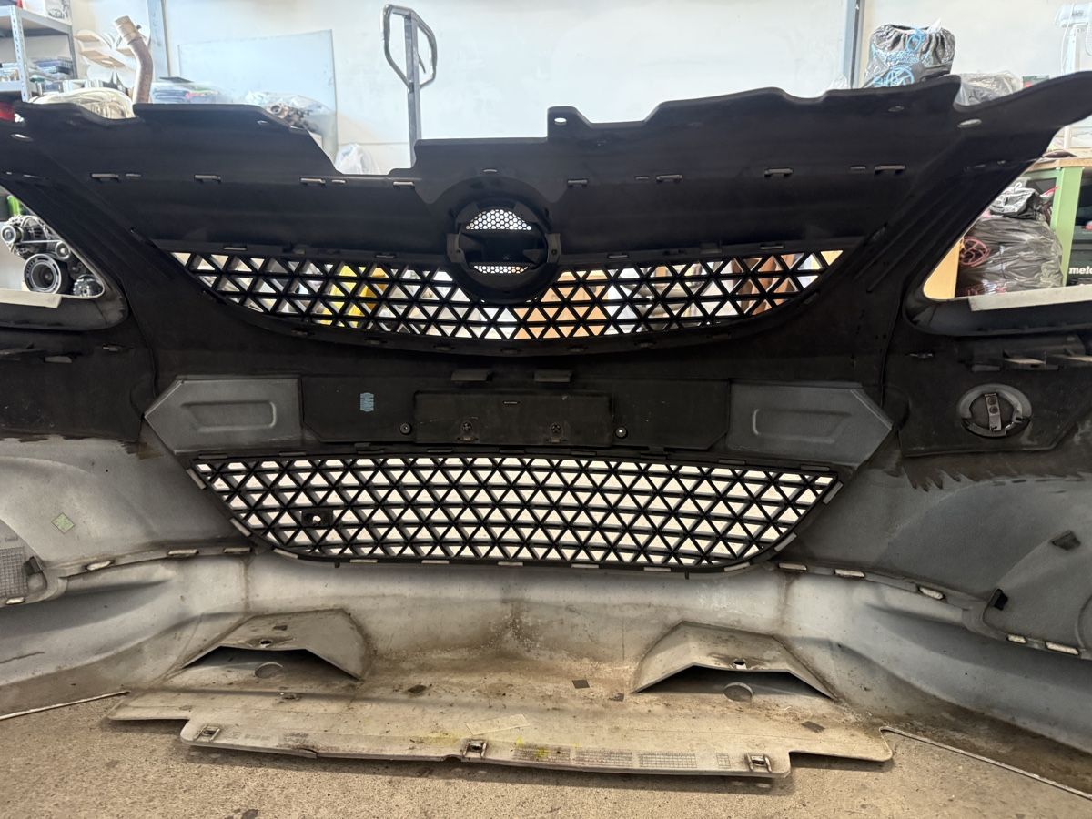 Opel Tutti pezzi di ricambio auto: Opel Corsa D OPC Stosstange Facelift – Usato da Schaffhausen venduto da sabdiu 9