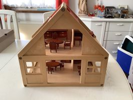 Puppenhaus aus Holz mit rustikaler Einrichtung
