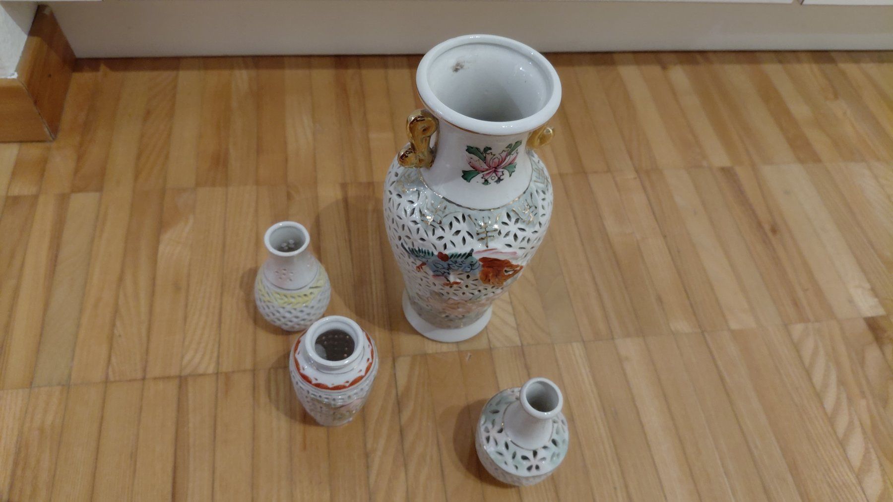 Vasi & Recipienti: 4 kleine Asiatische Vasen – Usato da Winterthur venduto da LoOnds 1