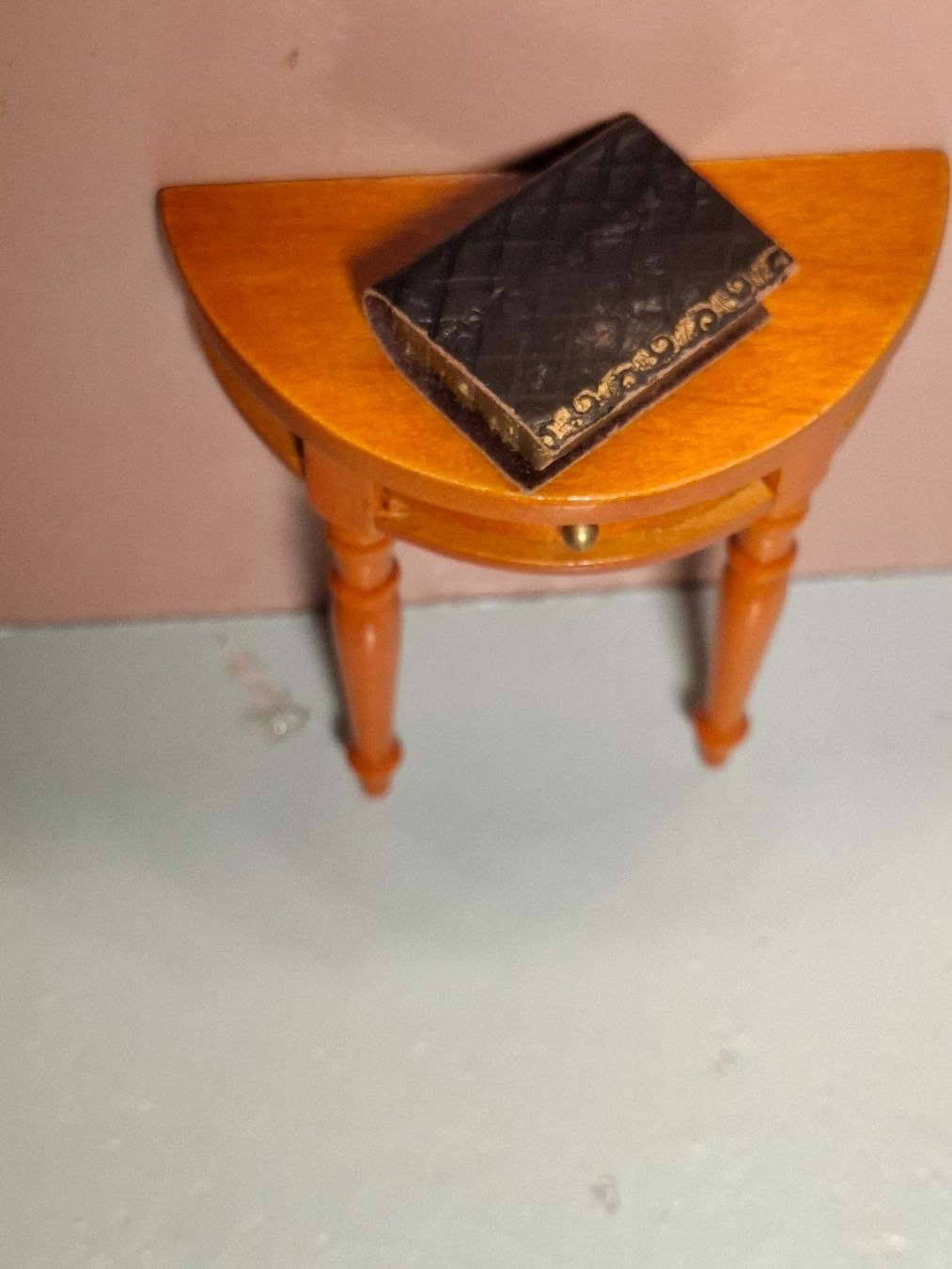 Case e mobili per bambole: Miniatur Tisch mit Buch, Handarbeit, wahrsch. Reutter – Usato da Schlieren venduto da Svenja7 3