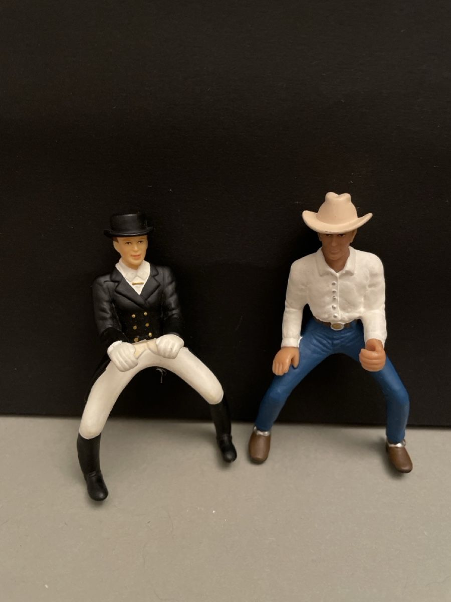 Schleich Statuette: Schleich Figuren 4er Set mit 3 Satteln – Usato da Aesch BL venduto da ell_8zv7 4