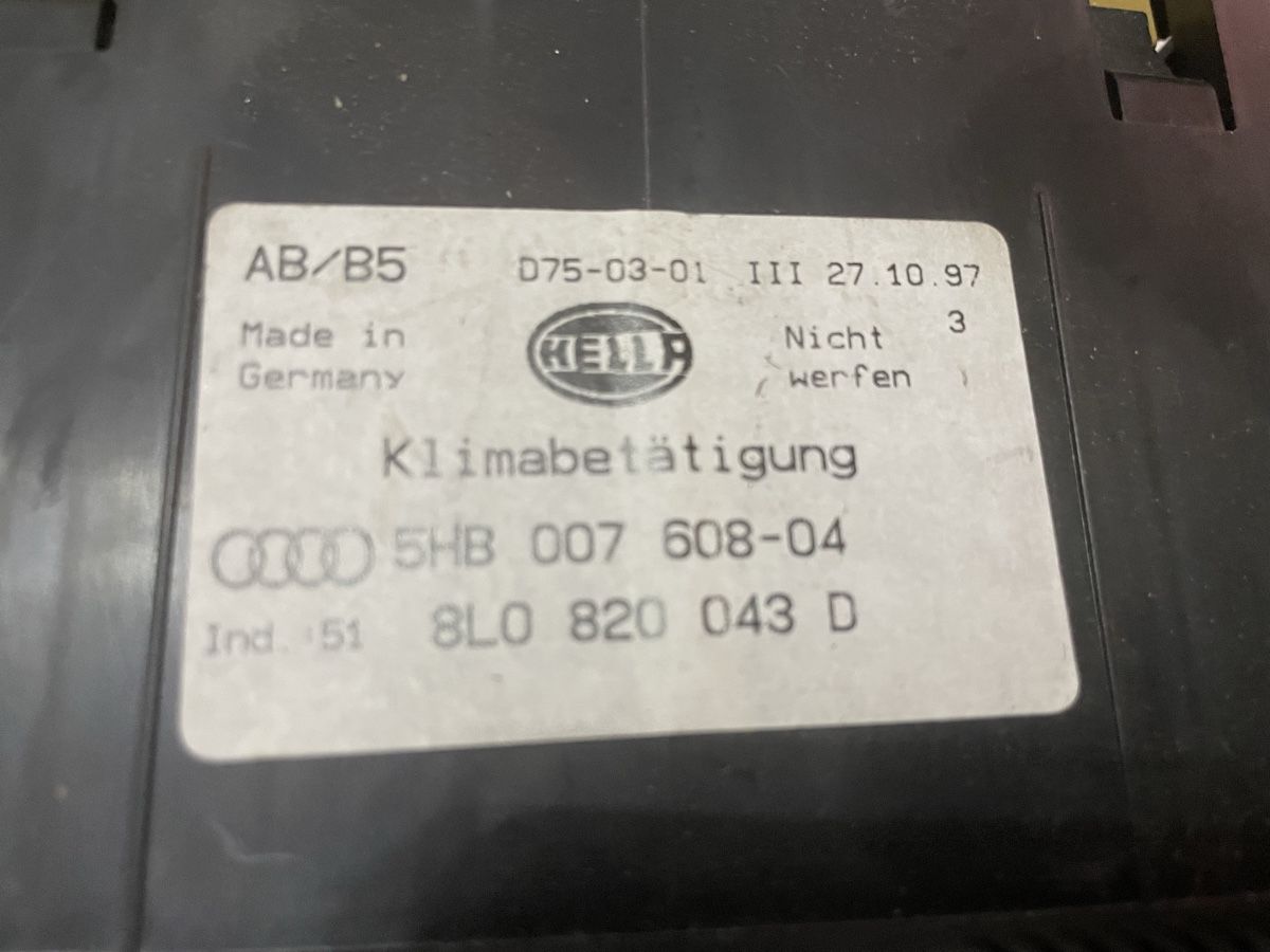 Audi Tutti pezzi di ricambio auto: AUDI A3 8L | AUDI A4 B5 | Unité de commande de climatisation – Usato da Denges venduto da Ricautomotive 1