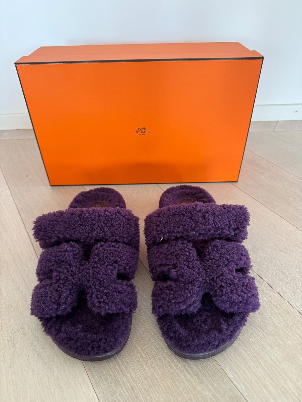 Hermès Damenschuhe: Hermès Chypre Sandals Größe 38.5 Farbe lila shearling – Gebraucht aus Kloten von mybestbrands 1