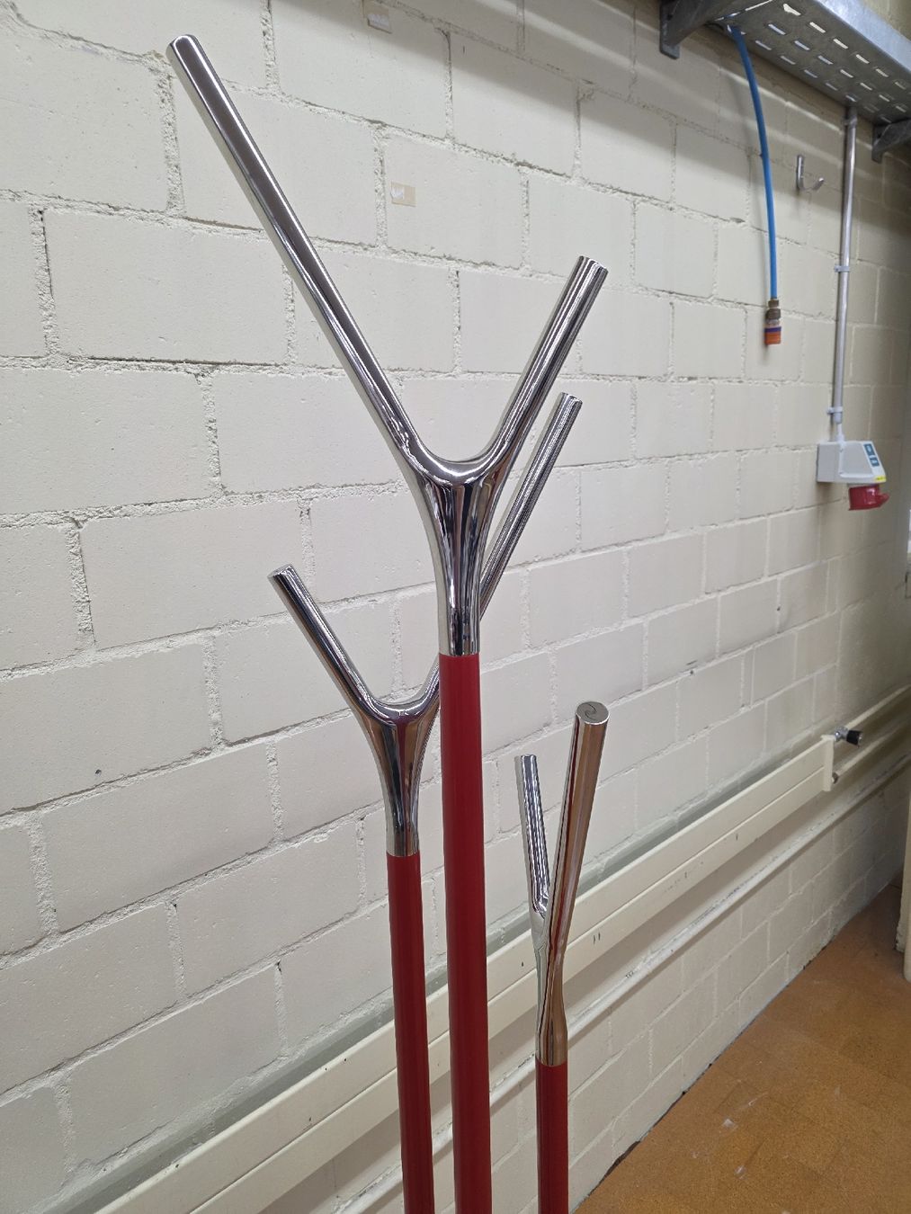 Guardaroba: Frost - Wishbone Designer Kleiderständer – Usato da Lichtensteig venduto da Usedinstorecom 2