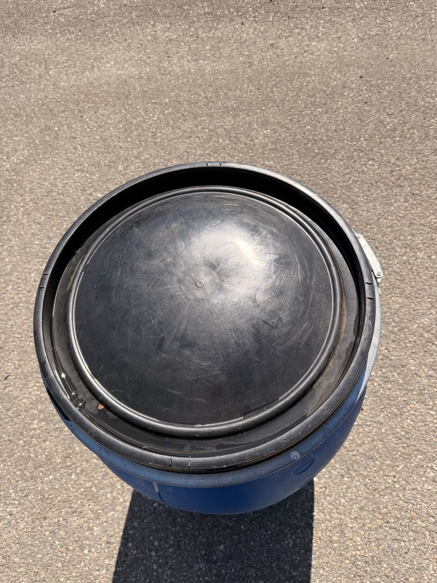 Accessori: Blauer Kunststofffass 200L mit Deckel – Usato da Grosswangen venduto da laTrulla 2