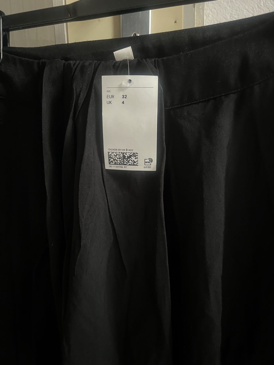 H&M Jupes: H&M Rock schwarz Grösse 32 NEU – Neuf avec emballage d'origine à Kirchberg BE par lea_kb6y 2