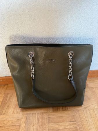 Schöne Guess Handtasche, olive-grün, neuwertig